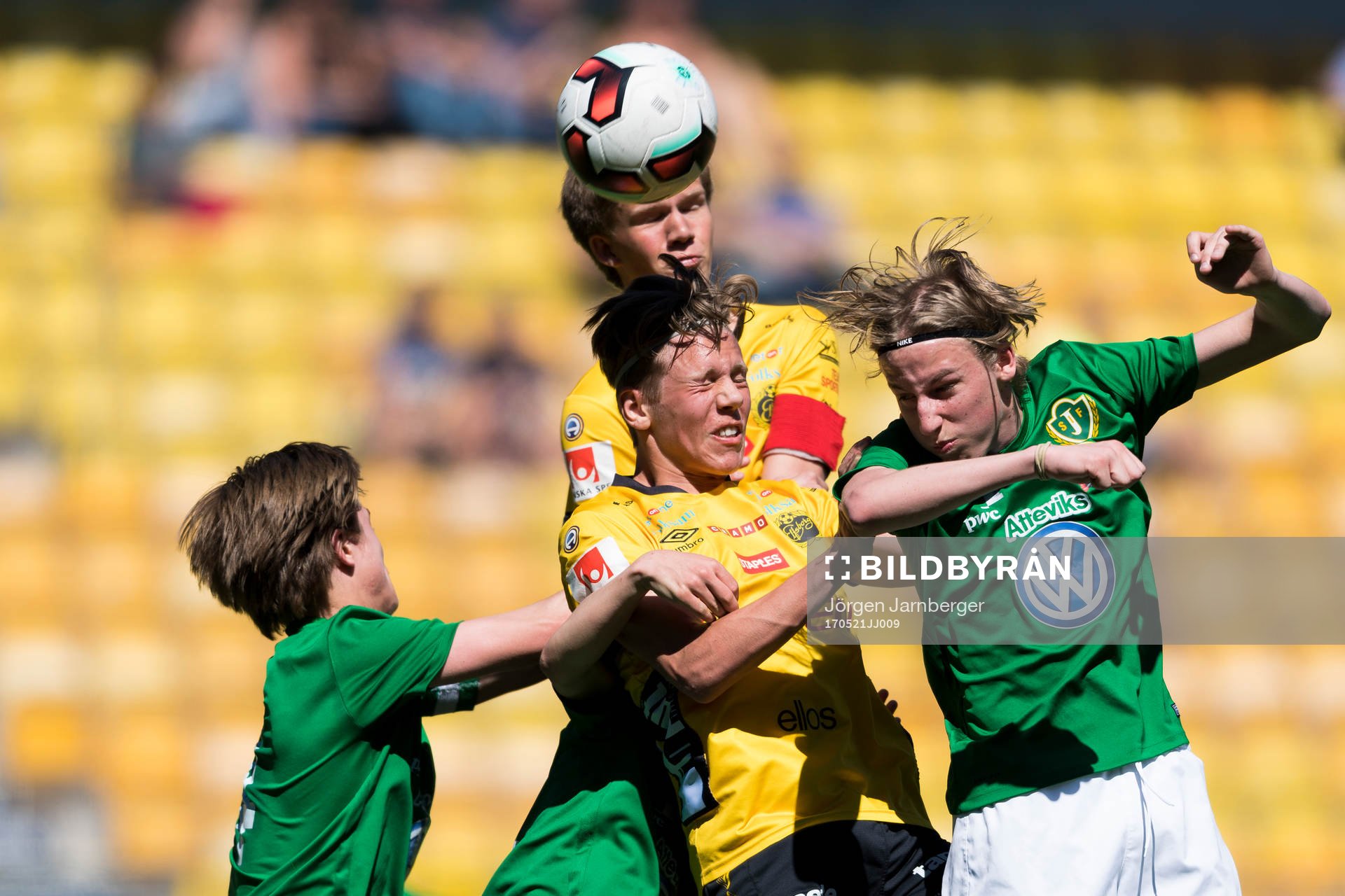 Elfsborgs Tim Stålheden och Noah Söderberg i kamp med Jönköpings Emil Holmgren och Daniel Strandsäter under fotbollsmatchen i U17 Allsvenskan mellan Elfsborg och Jönköping den 21 maj 2017 i Borås.