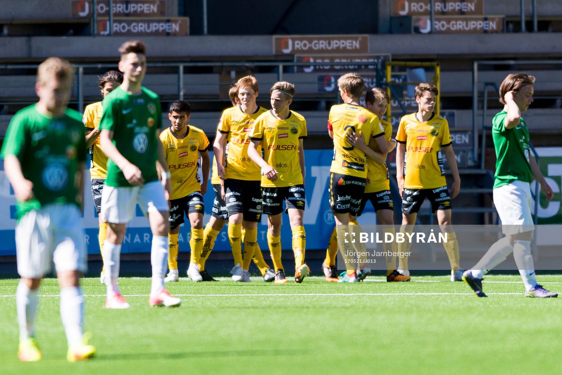 Elfsborgs Jesper Sandberg Hesselgren jublar med lagkamraterna efter att gjort 1-0 under fotbollsmatchen i U17 Allsvenskan mellan Elfsborg och Jönköping den 21 maj 2017 i Borås.