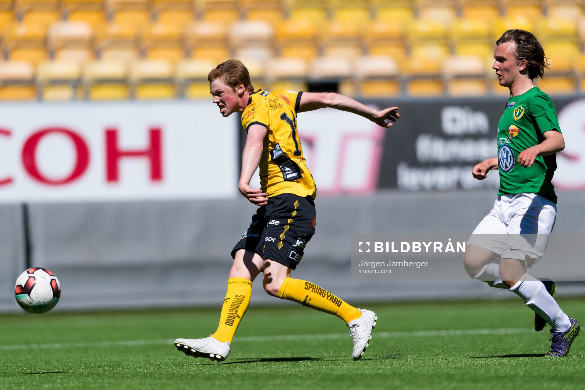 Elfsborgs Jesper Sandberg Hesselgren och Jönköpings Alfred Blomgren under fotbollsmatchen i U17 Allsvenskan mellan Elfsborg och Jönköping den 21 maj 2017 i Borås.
