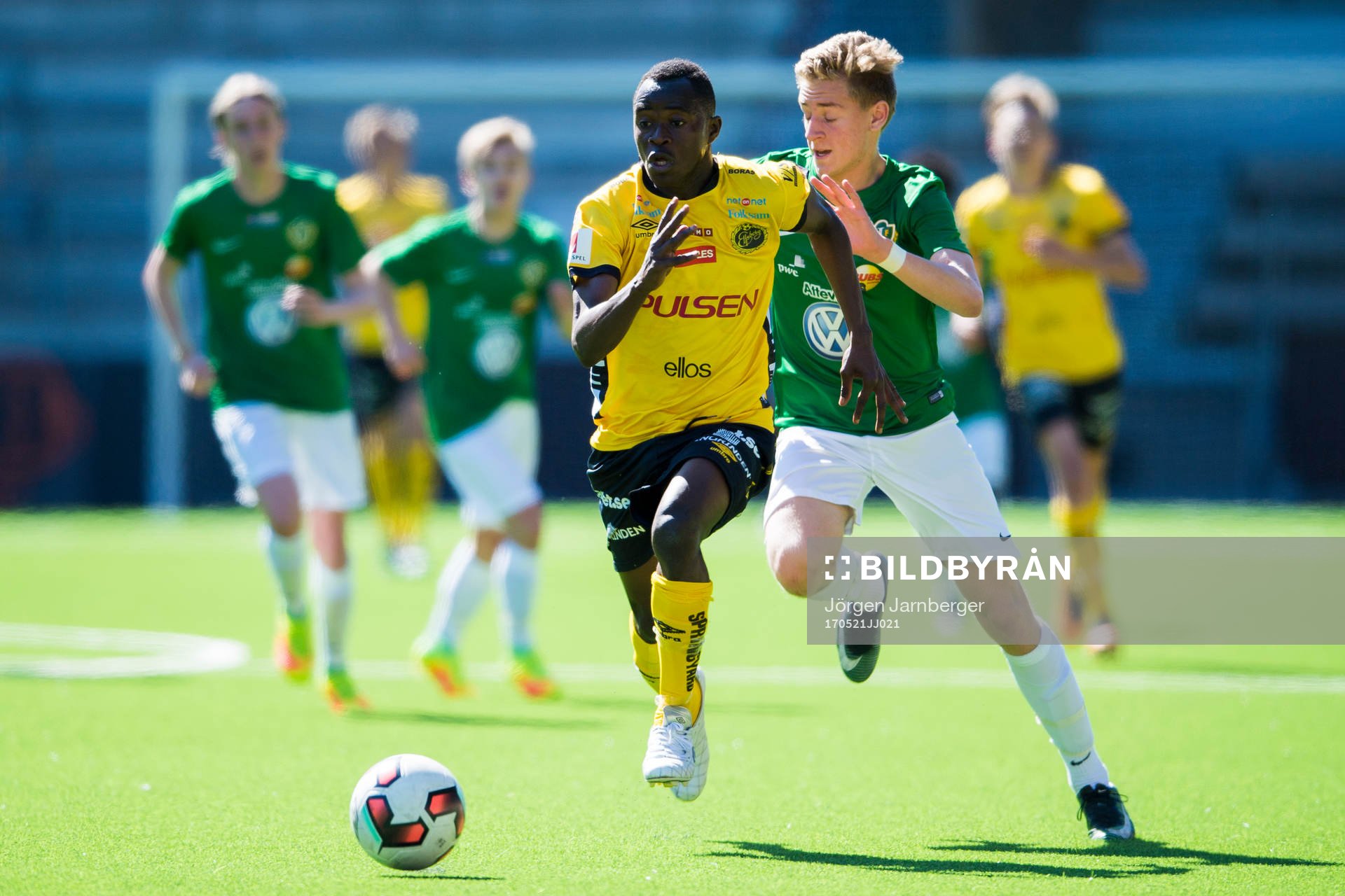 Elfsborgs Prince Isaac Kouame och Jönköpings Daniel Strandsäter under fotbollsmatchen i U17 Allsvenskan mellan Elfsborg och Jönköping den 21 maj 2017 i Borås.