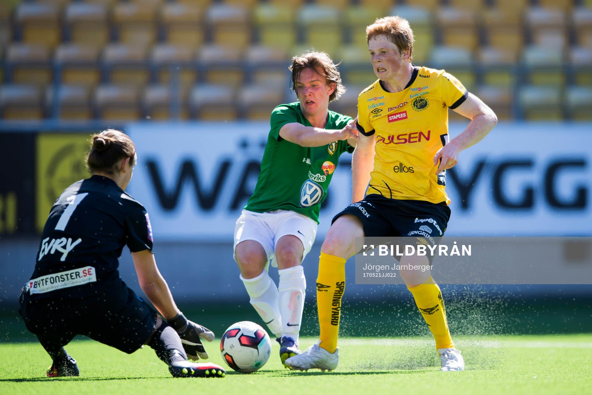 Elfsborgs Jesper Sandberg Hesselgren i kamp med Jönköpings Alfred Blomgren och målvakt Emil Elfström under fotbollsmatchen i U17 Allsvenskan mellan Elfsborg och Jönköping den 21 maj 2017 i Borås.