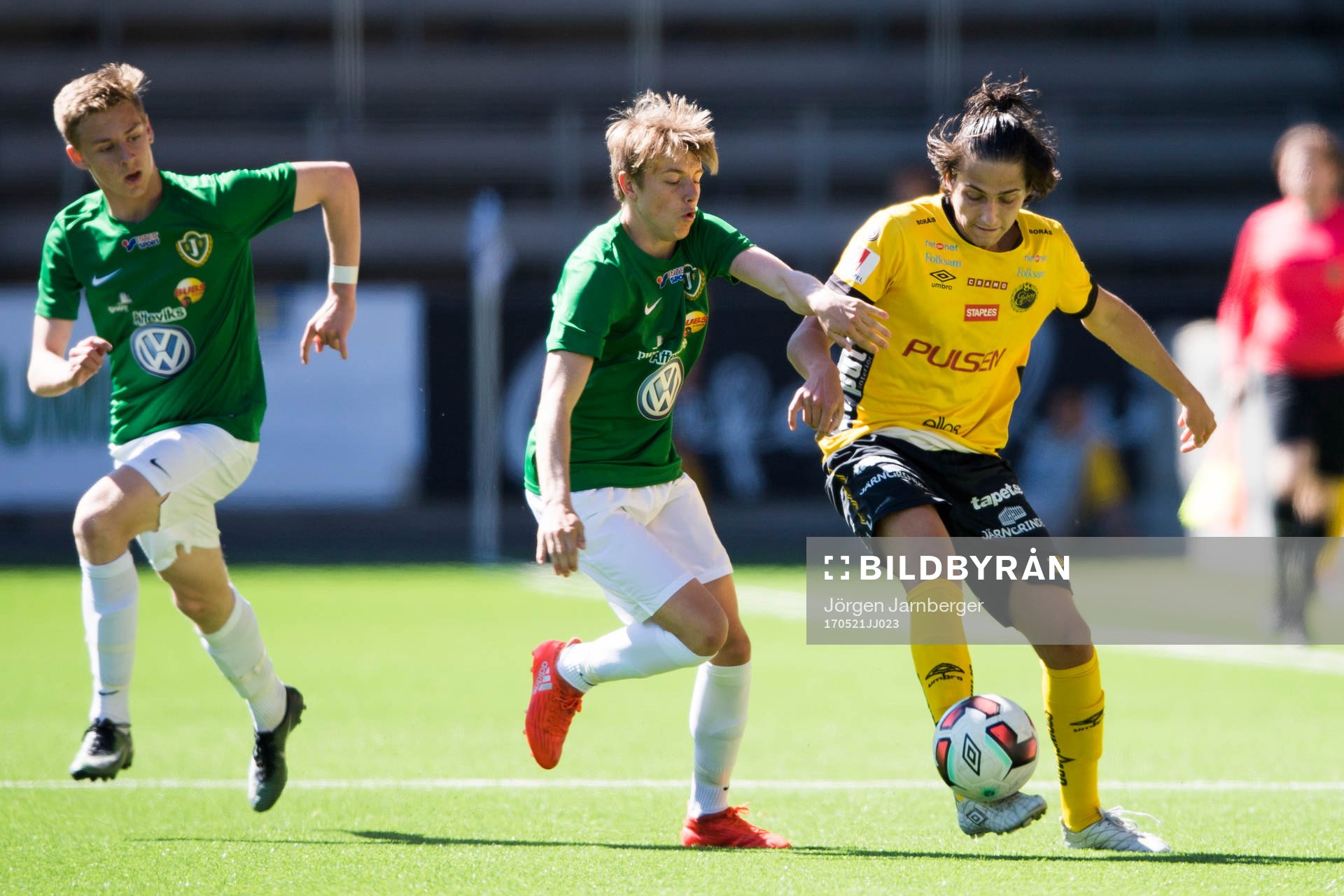 Elfsborgs Aleksandar Ceganjac och Jönköpings Emil Holmgren under fotbollsmatchen i U17 Allsvenskan mellan Elfsborg och Jönköping den 21 maj 2017 i Borås.