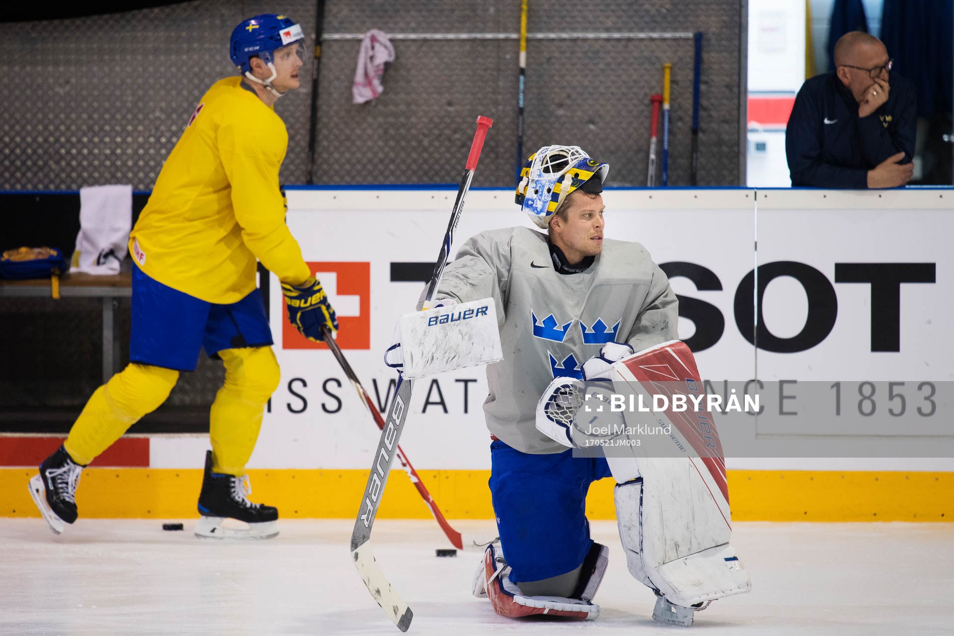 Carl Klingberg och målvakten Viktor Fasth på Sveriges