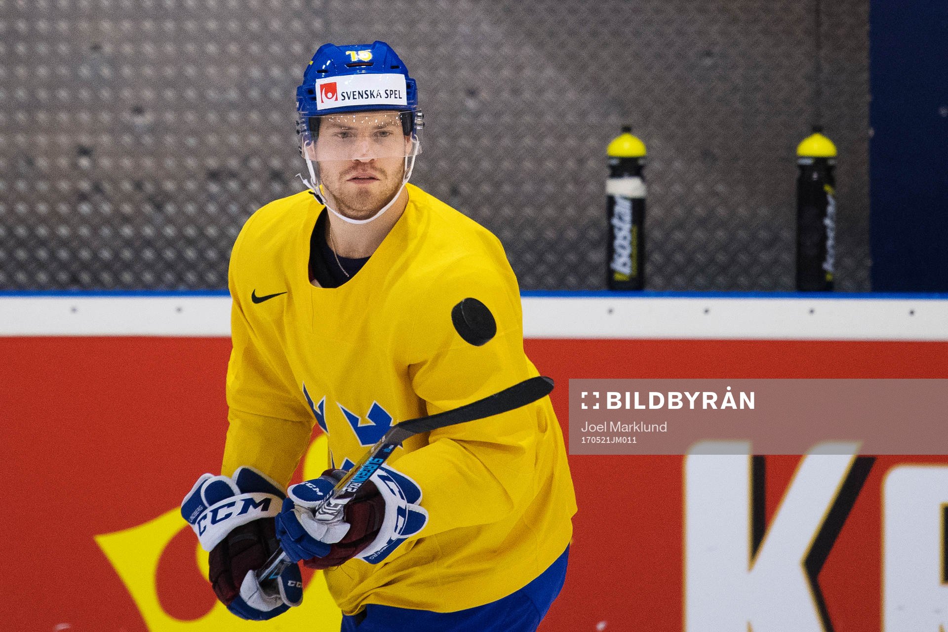 Oscar Lindberg på Sveriges ishockeylandslags matchvärmning