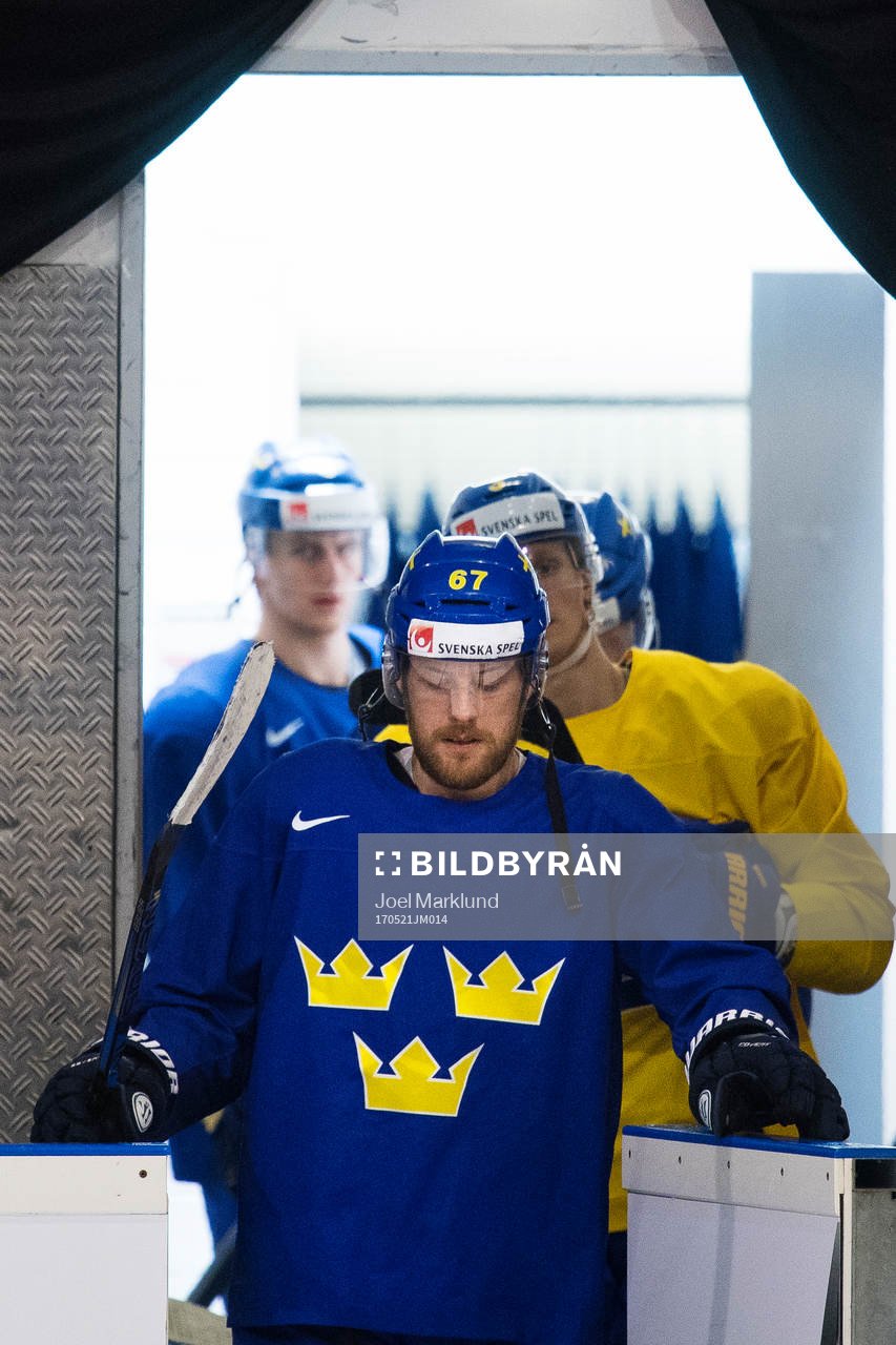 Linus Omark på Sveriges ishockeylandslags matchvärmning