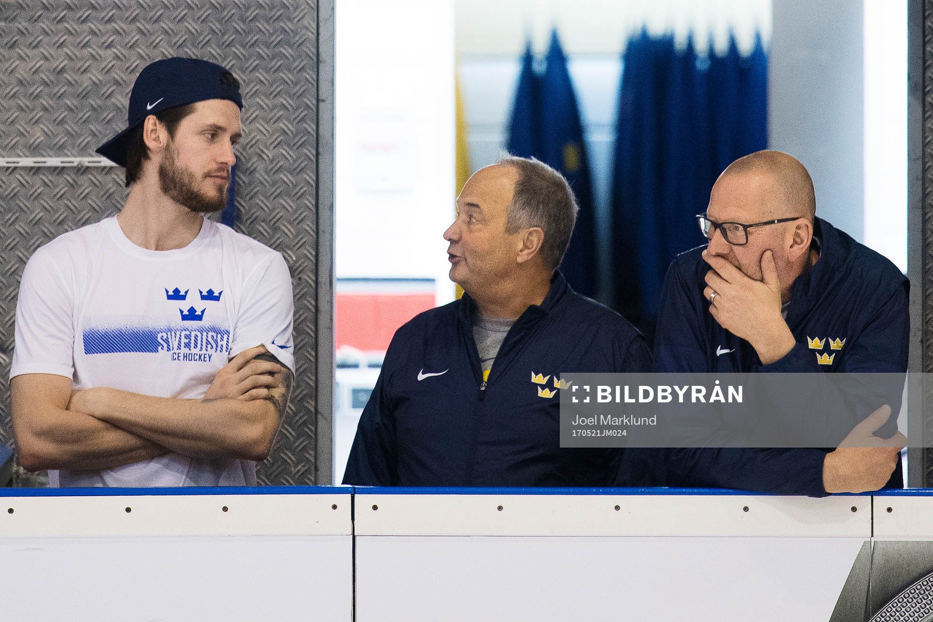 Oliver Ekman Larsson pratar med materialförvaltarna Anders