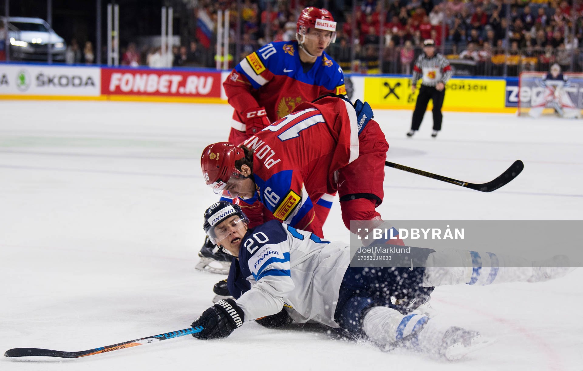 Finlands Sebastian Aho stoppas av Rysslands Sergei Plotnikov