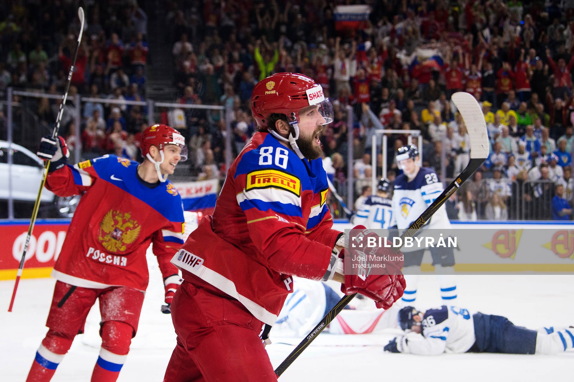 Rysslands Yevgeni Kuznetsov och Nikita Kucherov jublar