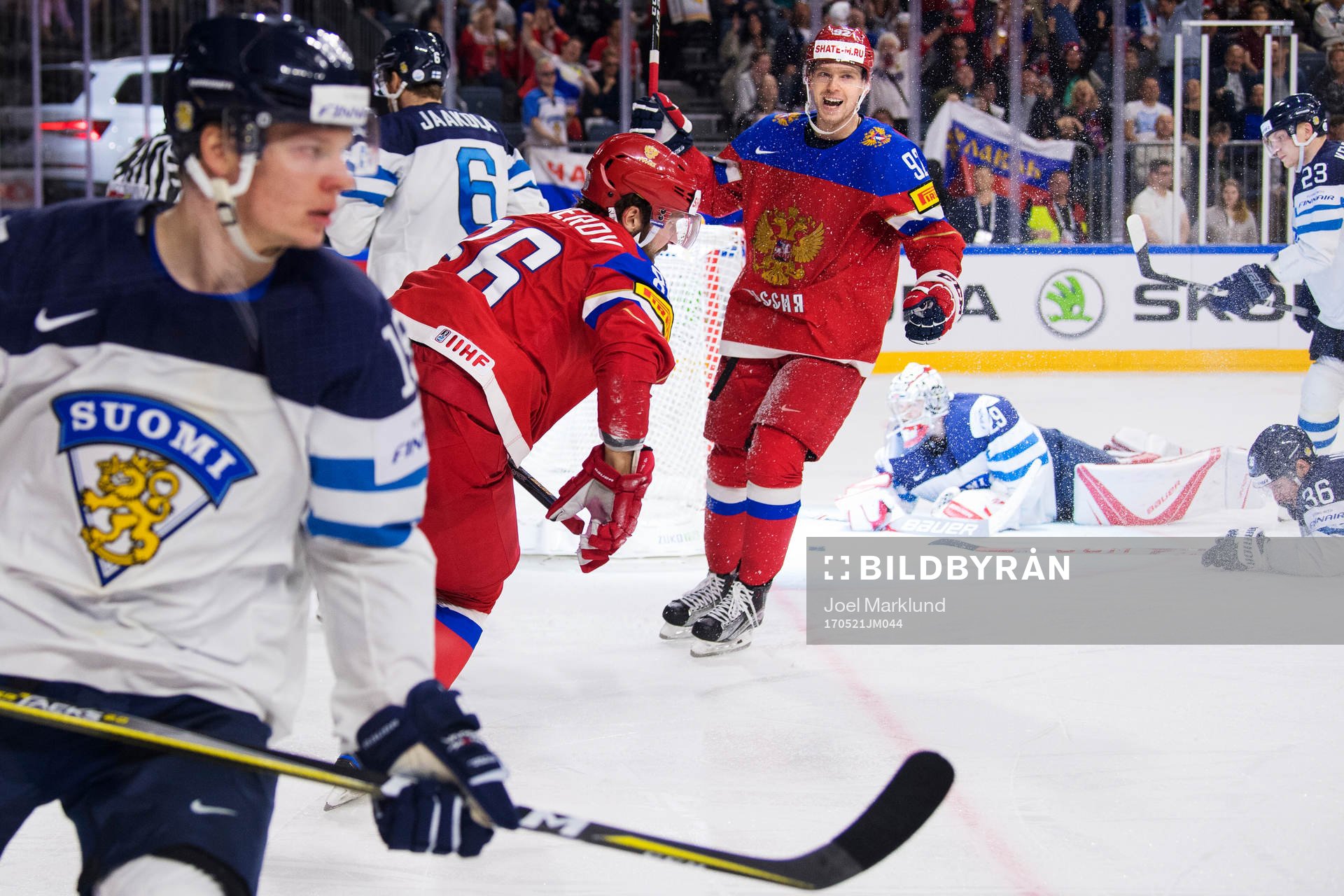 Rysslands Nikita Kucherov och Yevgeni Kuznetsov jublar