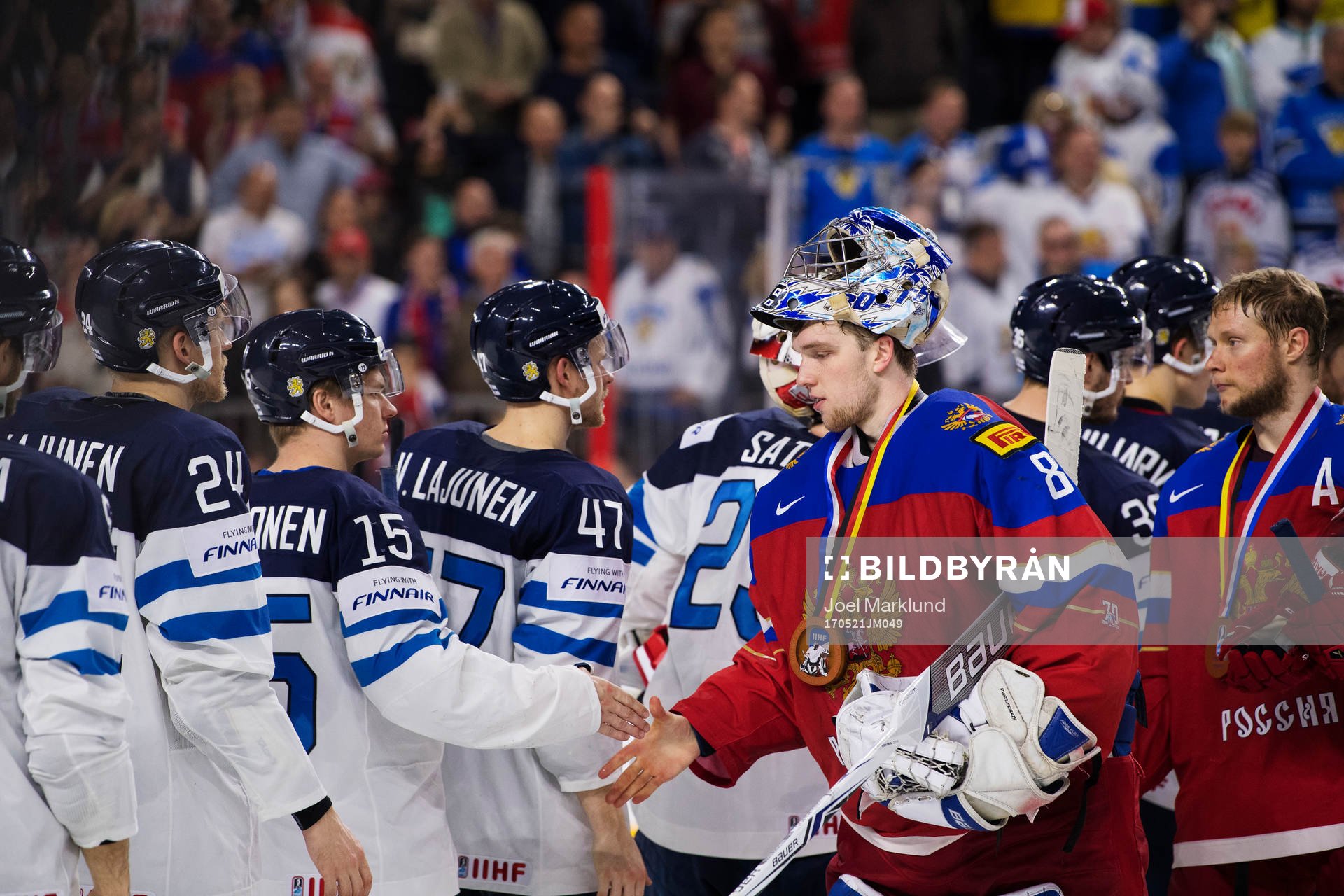 Rysslands spelare med målvakt Andrei Vasilevski tackar