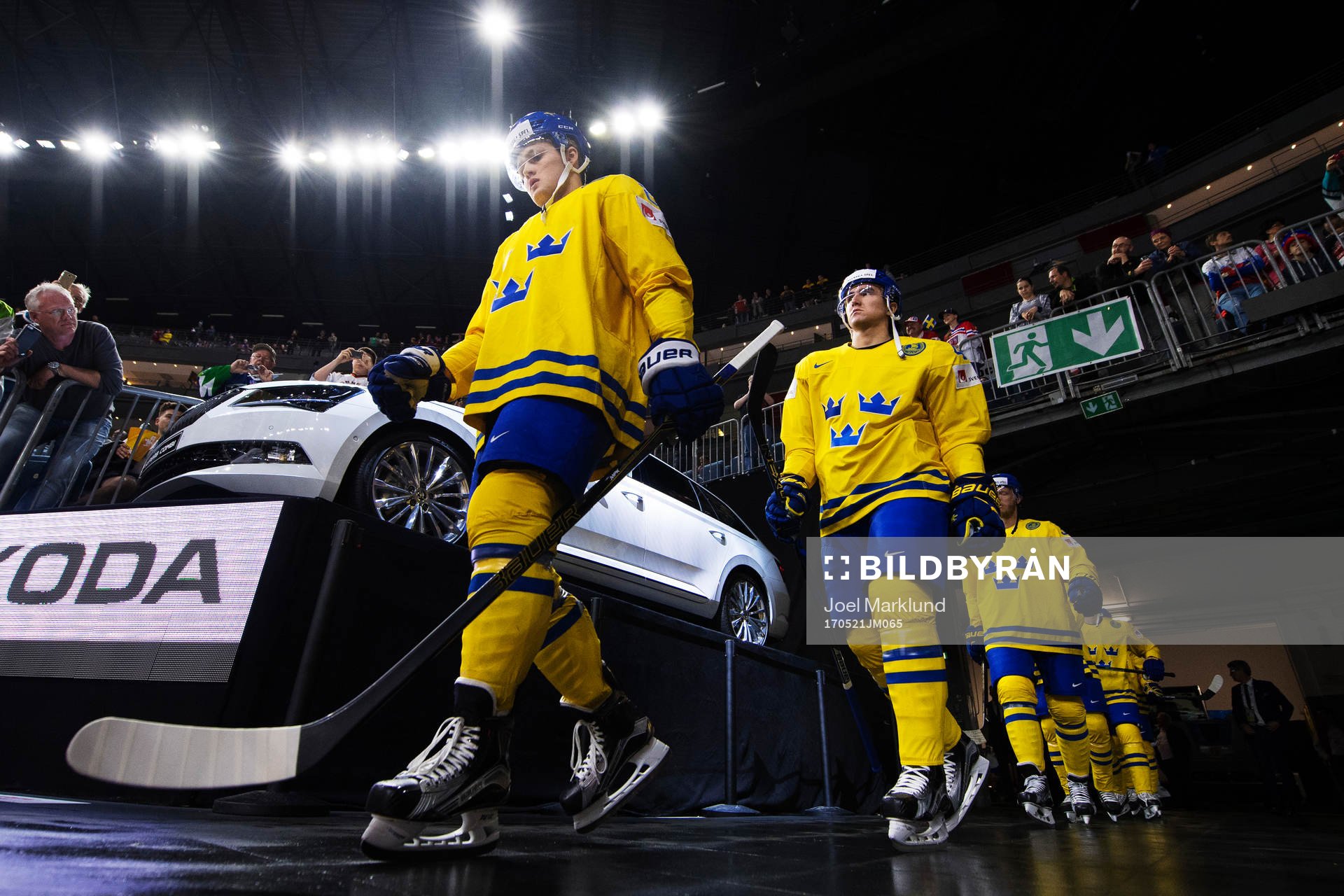 Sveriges William Nylander och Victor Rask på väg ut till