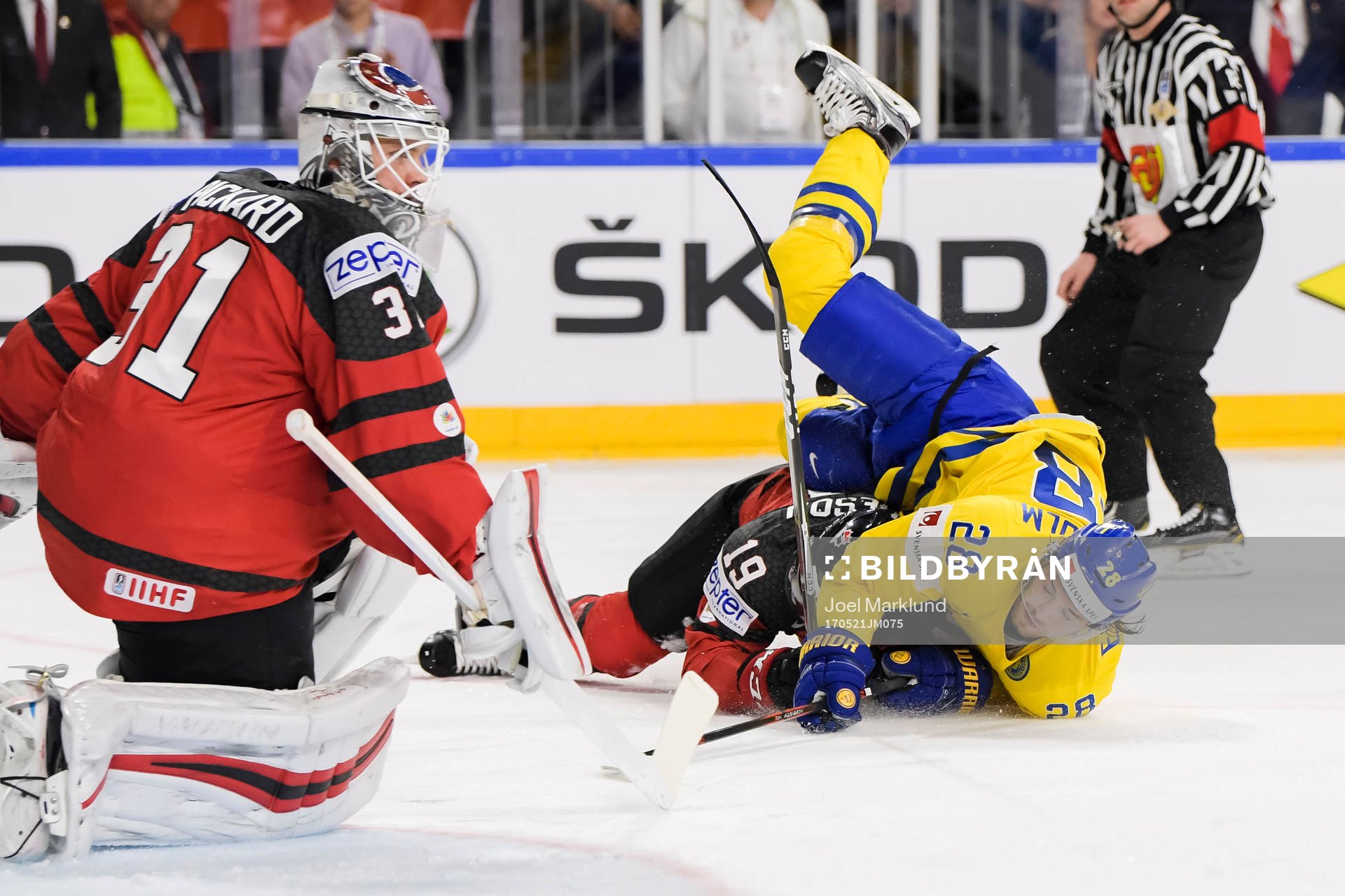 Sveriges Elias Lindholm fälls av Kanadas Mike Matheson