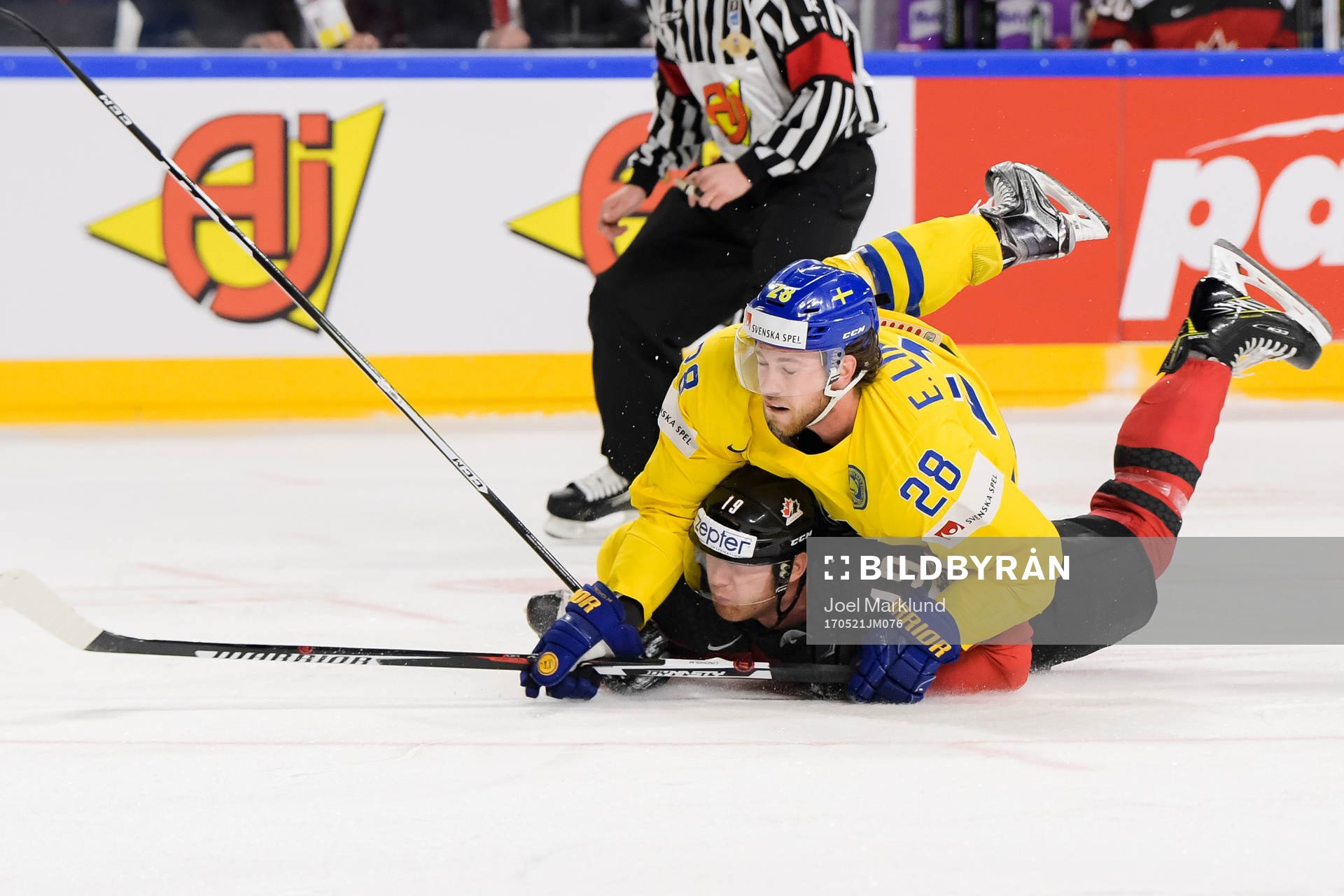 Sveriges Elias Lindholm fälls av Kanadas Mike Matheson
