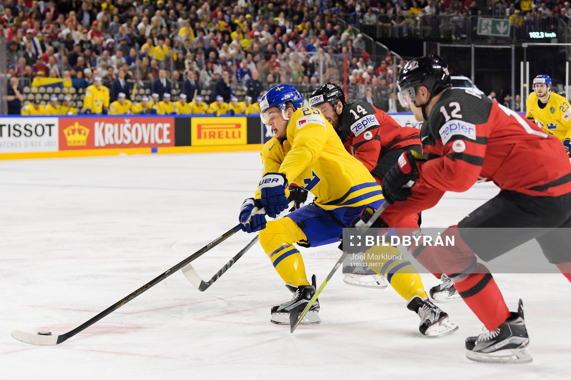 Sveriges William Nylander jagas av Kanadas Sean Couturier