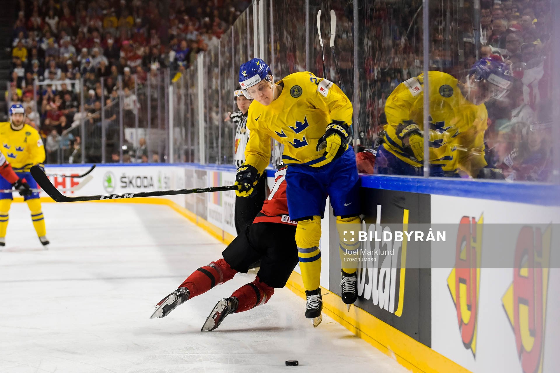 Sveriges Joel Eriksson Ek undviker tackling från Kanadas
