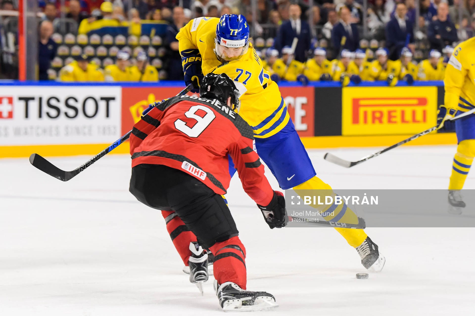 Kanadas Matt Duchene försvarar mot Sveriges Victor Hedman