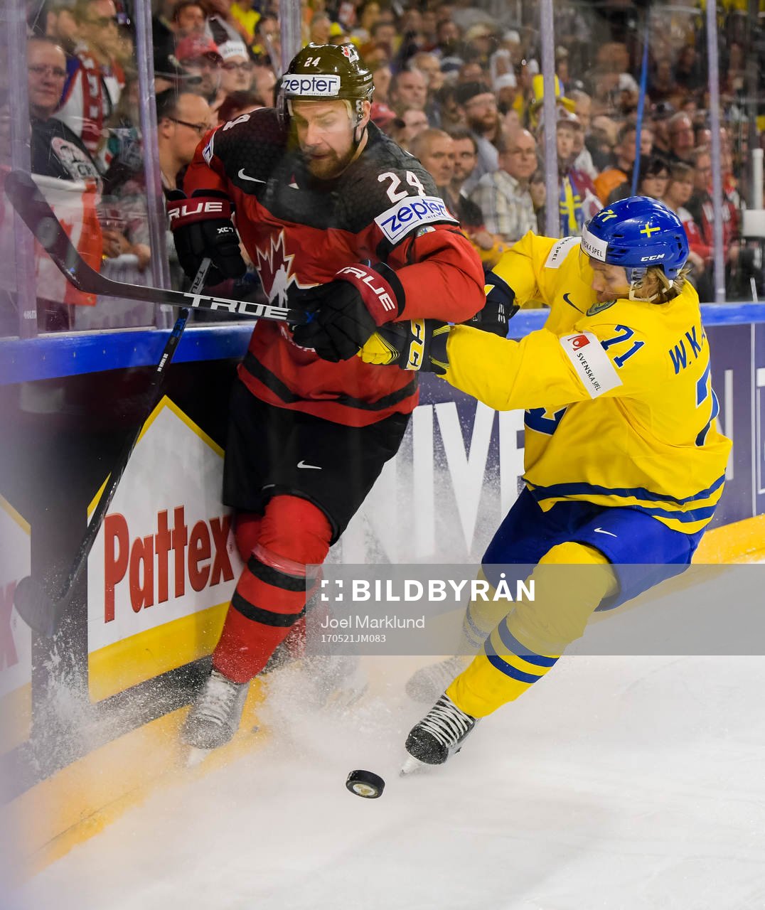 Kanadas Calvin de Haan tacklas av Sveriges William Karlsson