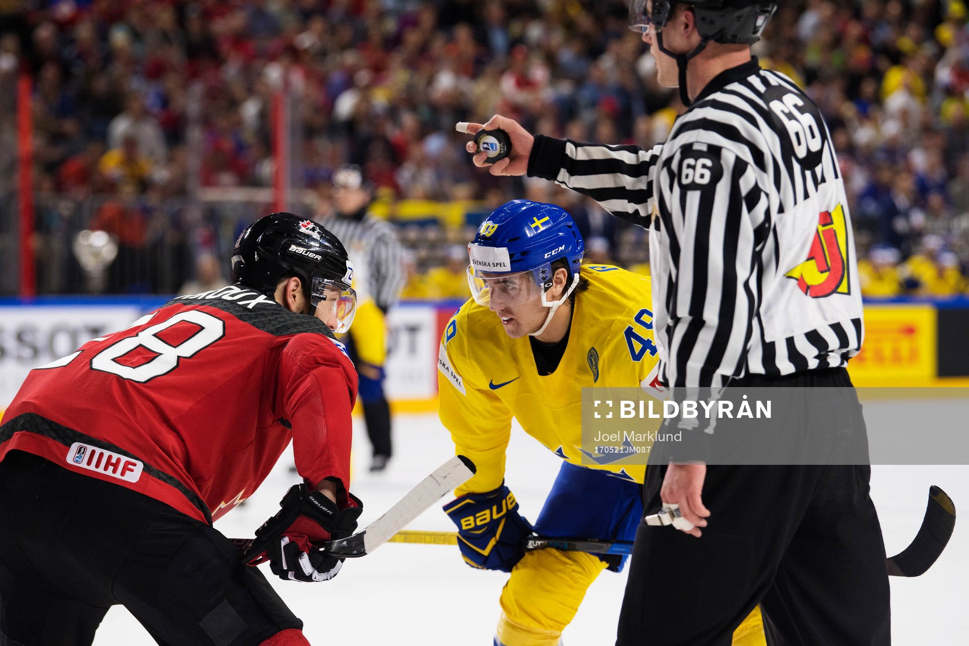 Kanadas Claude Giroux och Sveriges Victor Rask vid en