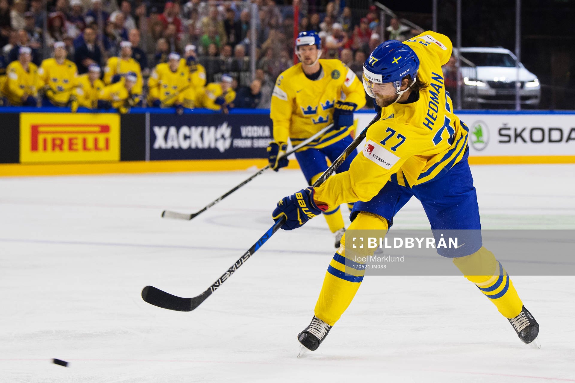 Sveriges Victor Hedman skjuter ett skott