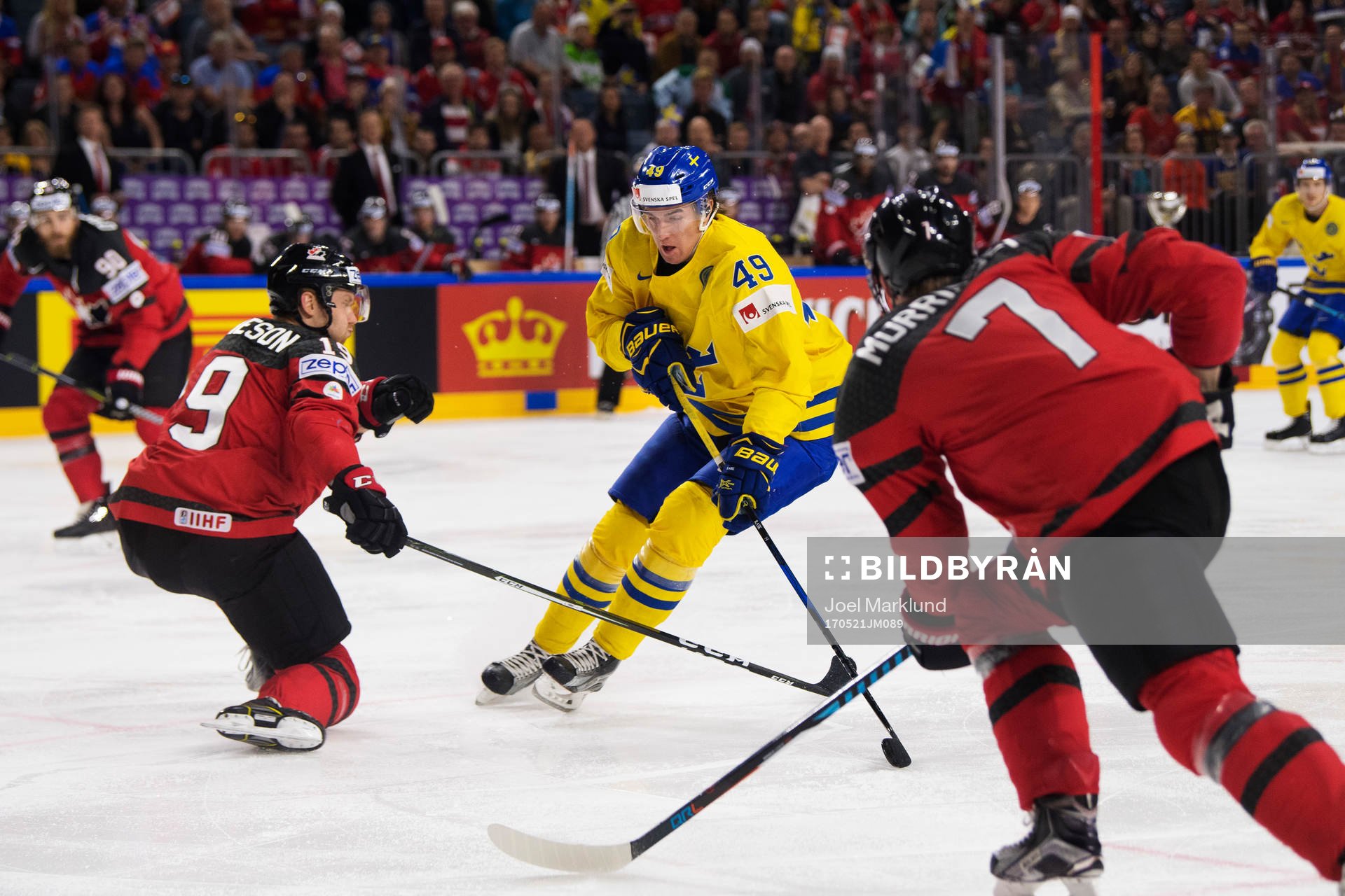 Kanadas Mike Matheson utmanas av Sveriges Victor Rask