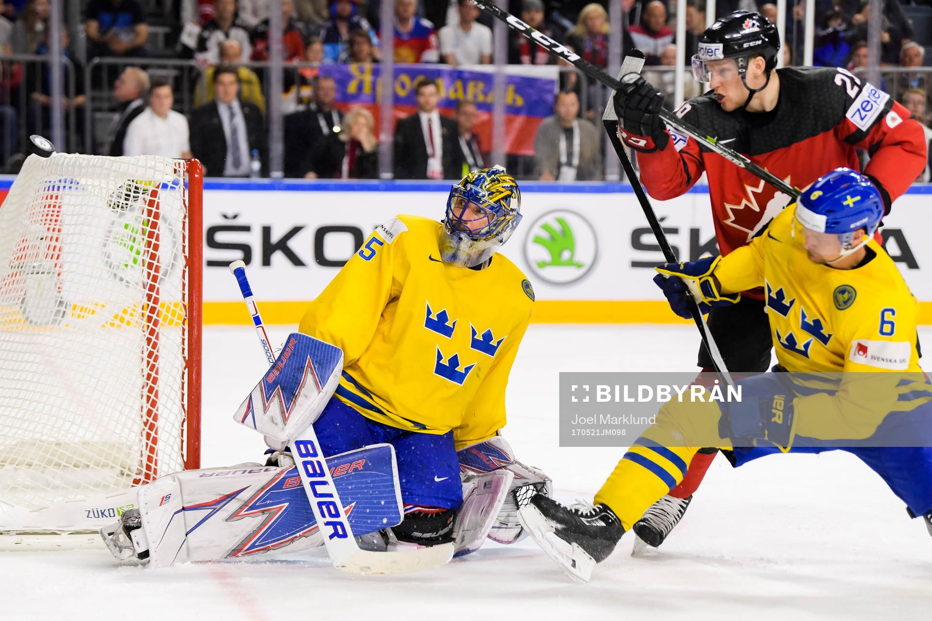 Sveriges målvakt Henrik Lundqvist räddar skott framför