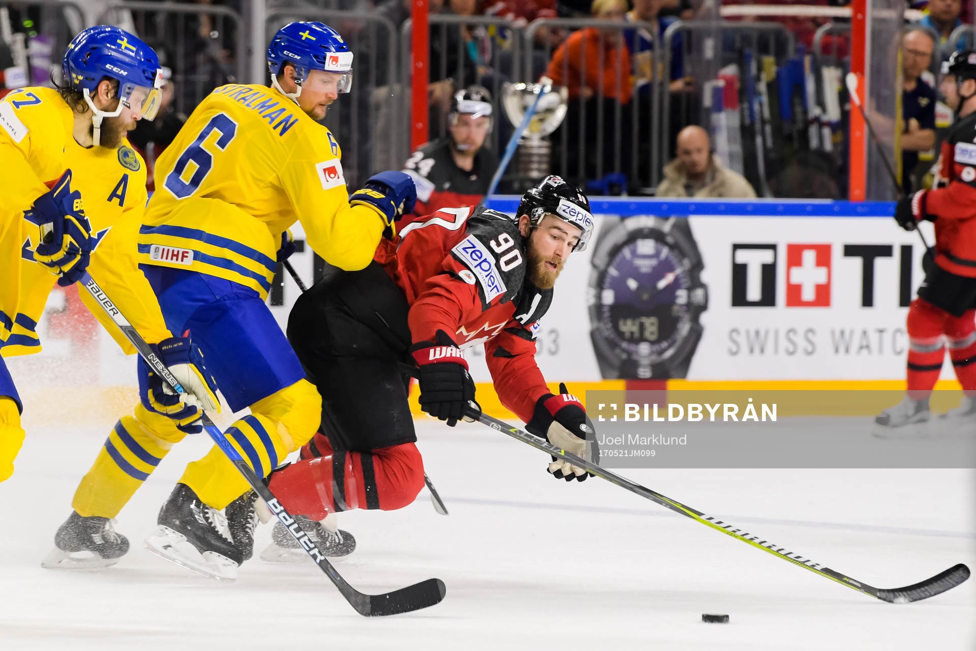 Sveriges Victor Hedman och Anton Strålman försvarar mot