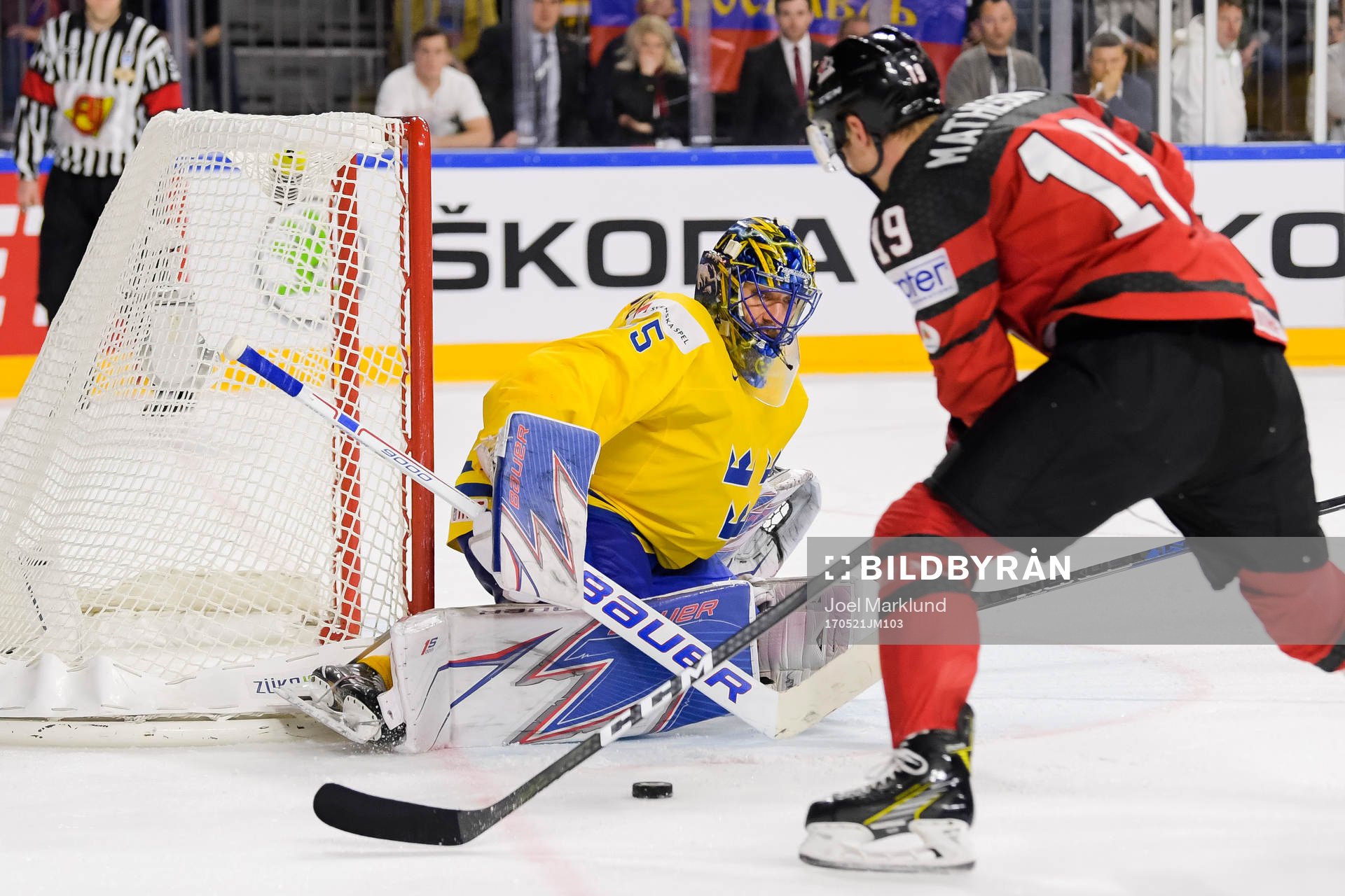 Kanadas Mike Matheson utmanar Sveriges målvakt Henrik
