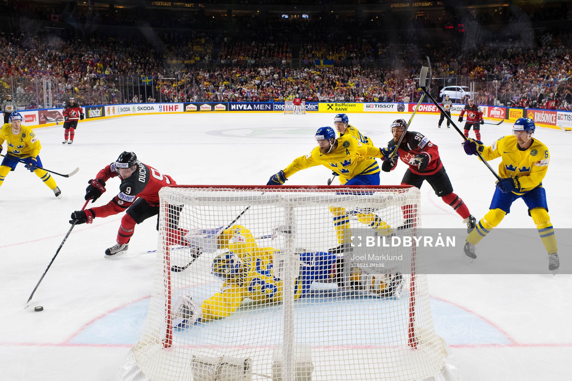 Kanadas Matt Duchene oroar framför Sveriges målvakt