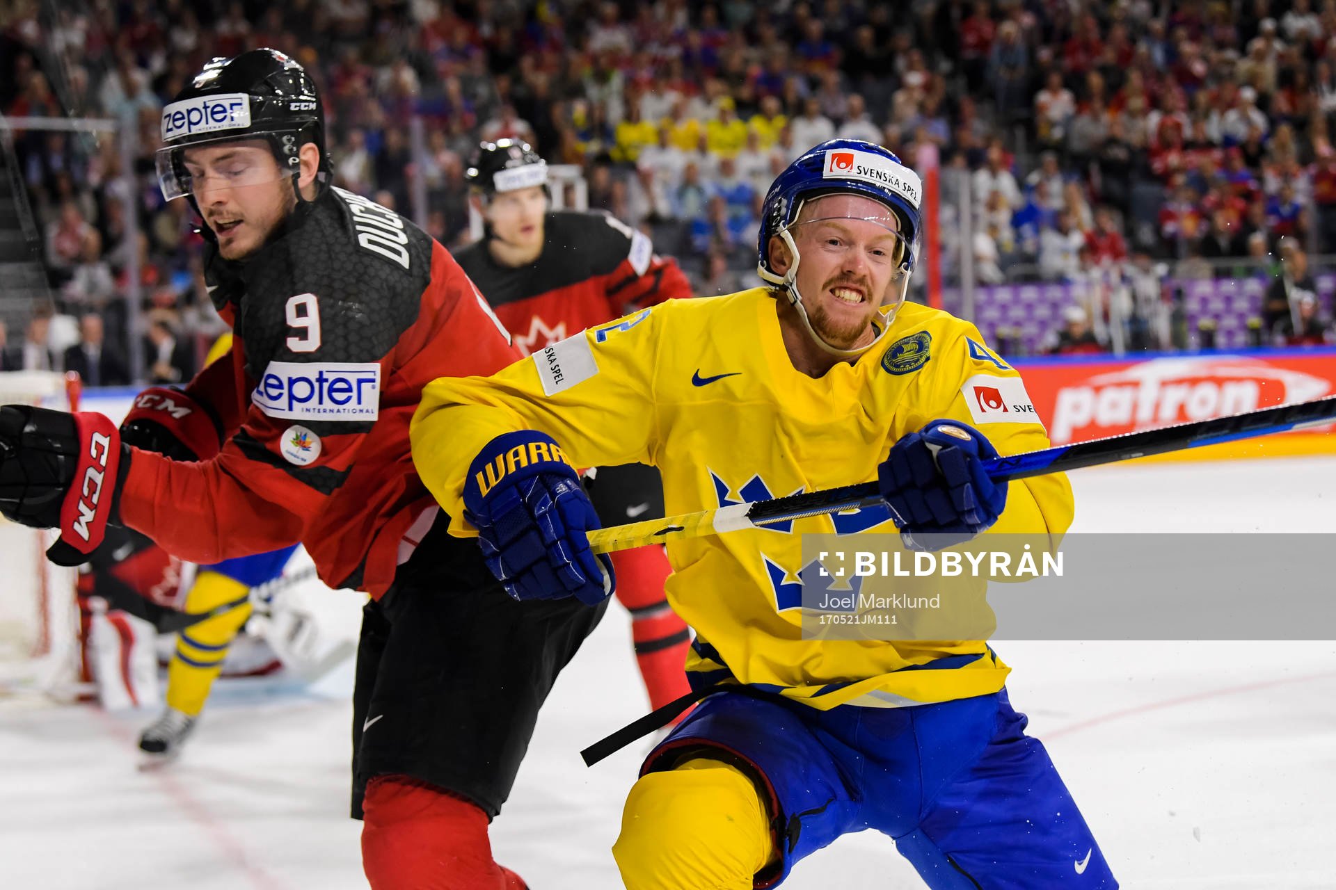 Kanadas Matt Duchene tacklar Sveriges Joakim Nordström