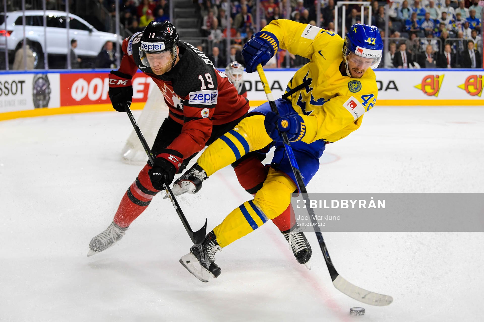 Kanadas Mike Matheson tacklar Sveriges Joakim Nordström