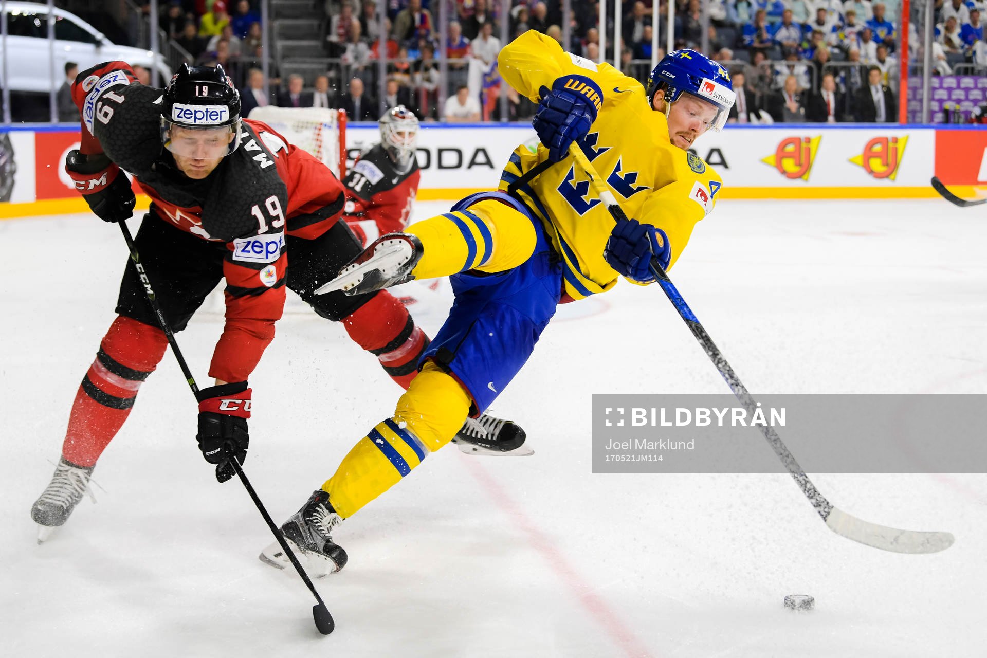 Kanadas Mike Matheson tacklar Sveriges Joakim Nordström
