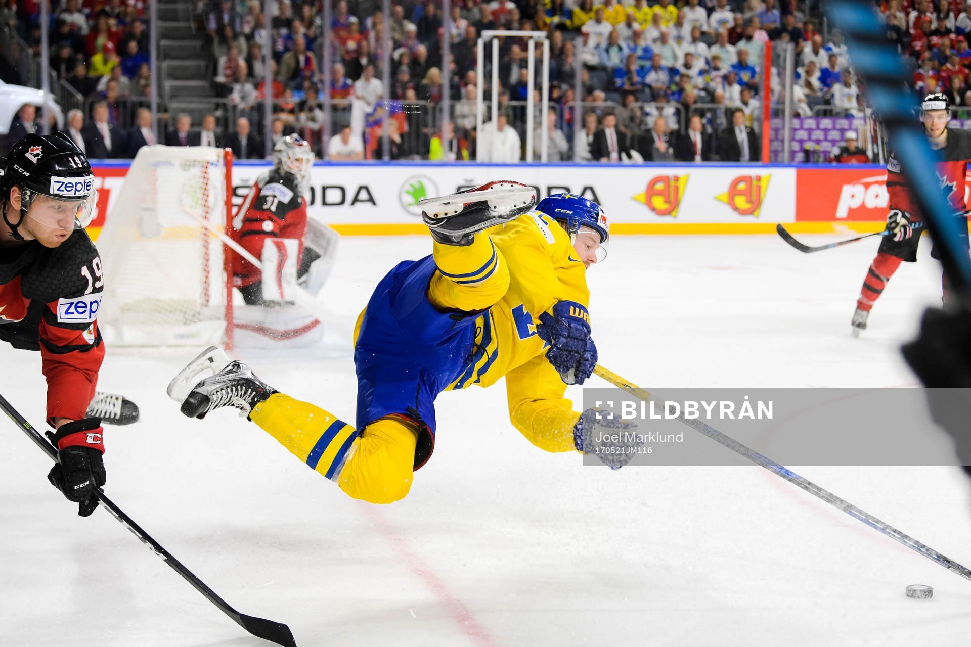 Kanadas Mike Matheson tacklar Sveriges Joakim Nordström