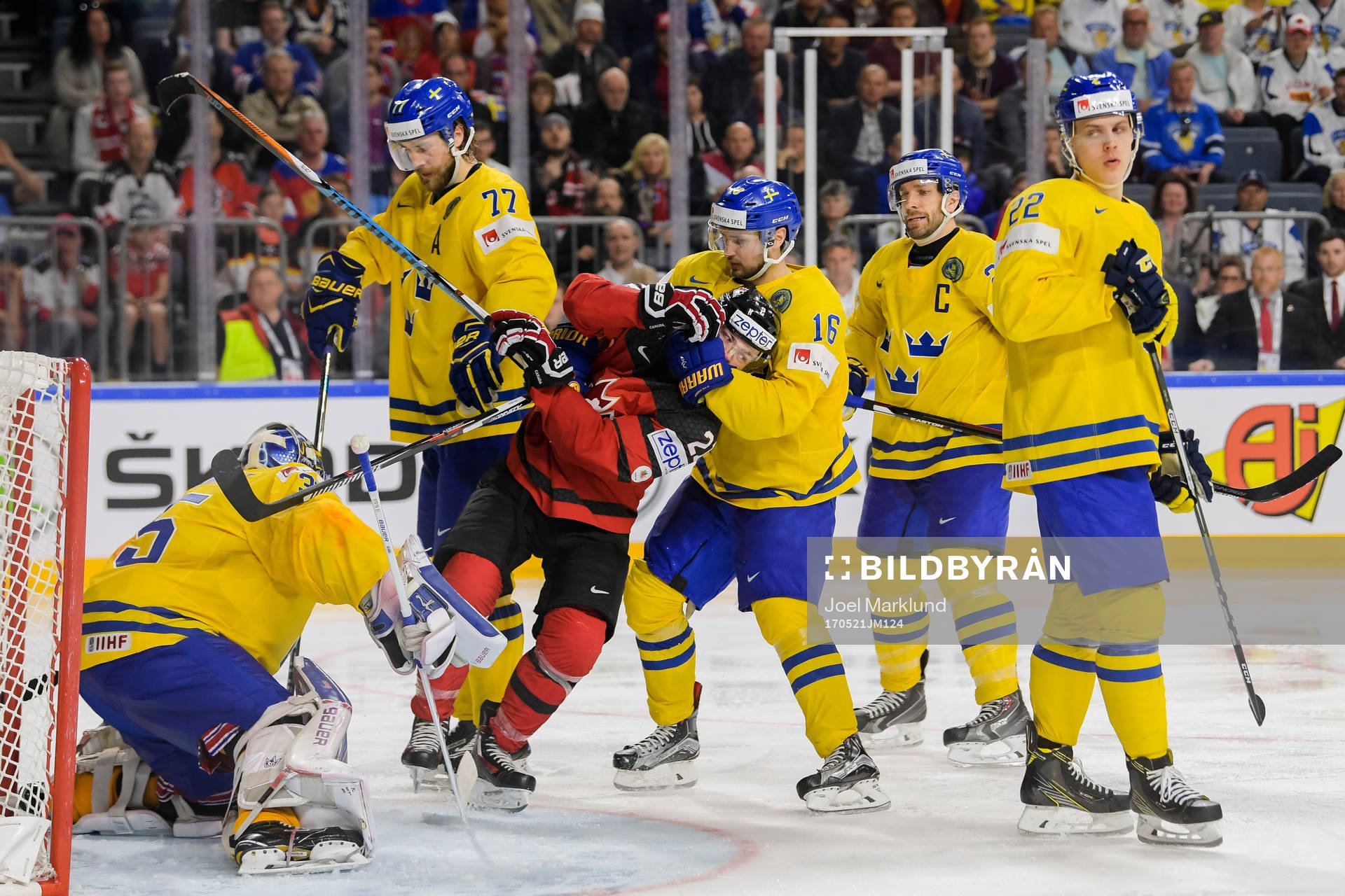 Sveriges Marcus Krüger i en kamp med Kanadas Brayden Point