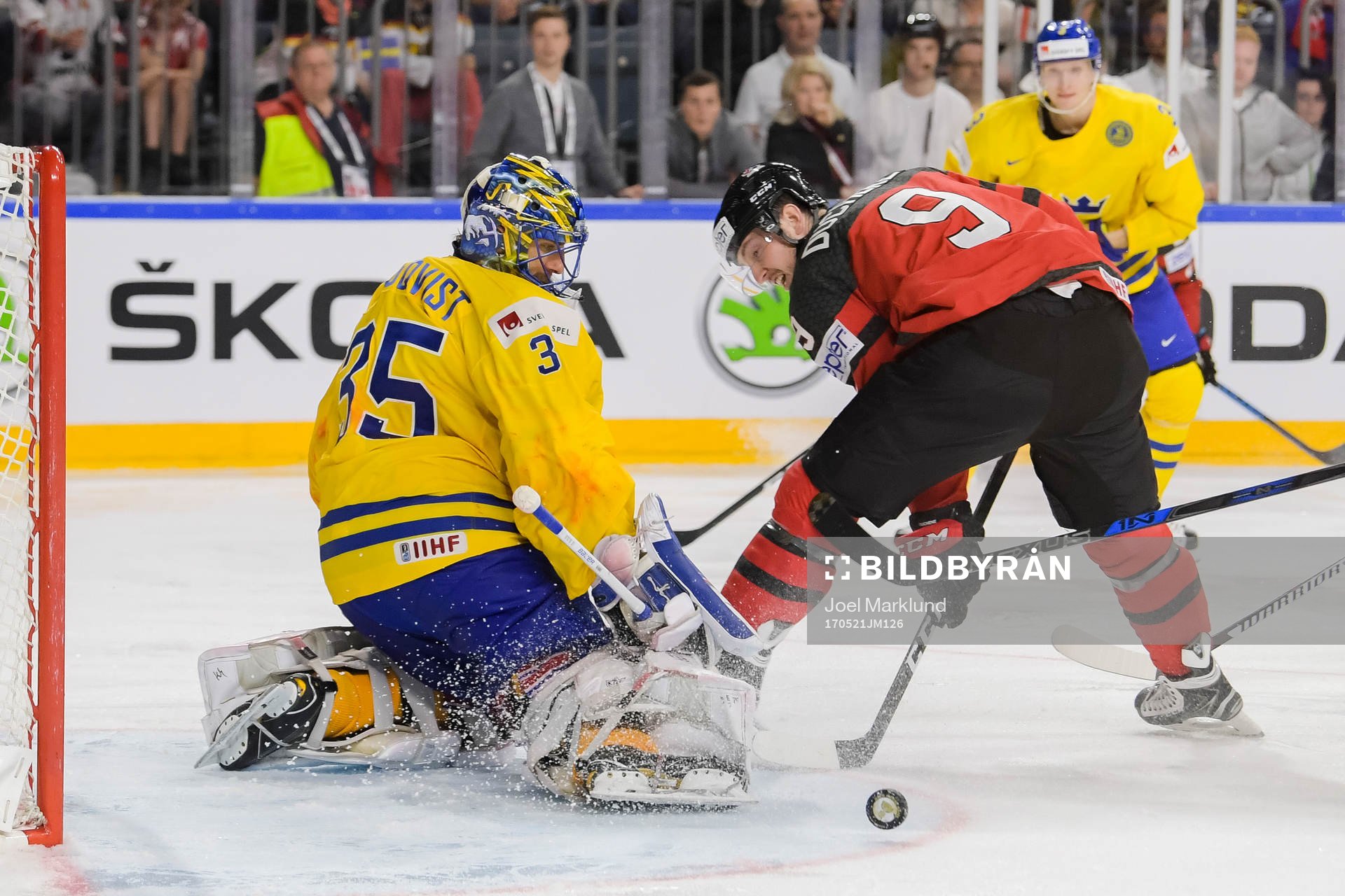 Kanadas Matt Duchene oroar framför Sveriges målvakt