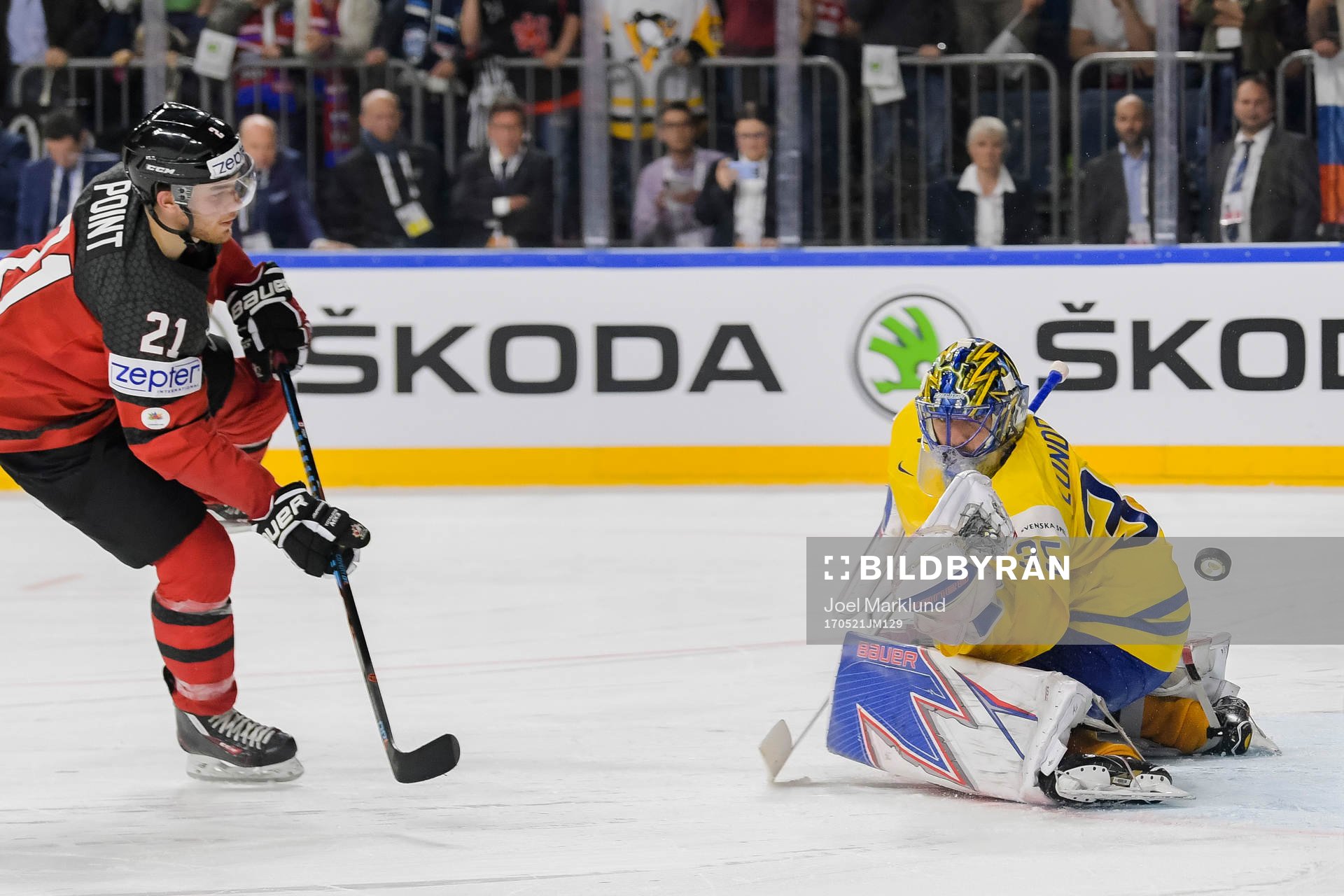 Sveriges målvakt Henrik Lundqvist räddar straff från