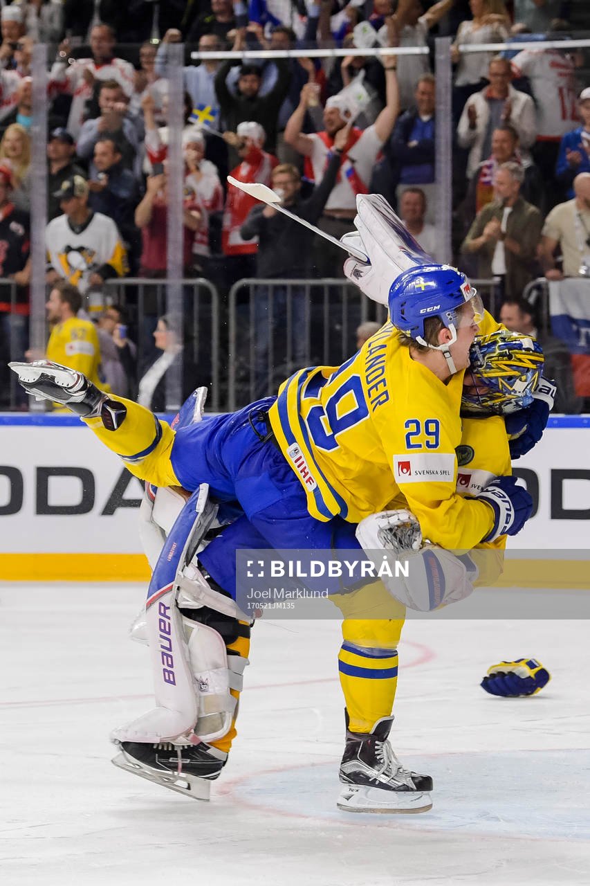 Sveriges William Nylander och målvakt Henrik Lundqvist