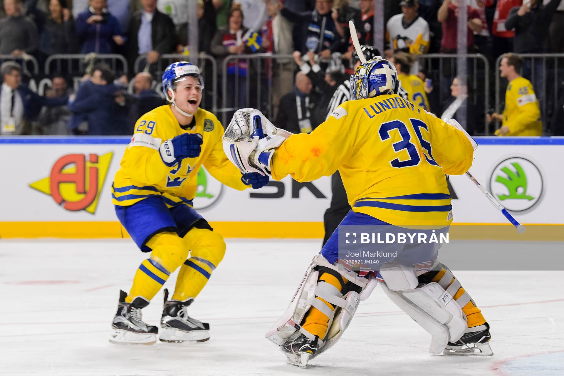 Sveriges William Nylander och målvakt Henrik Lundqvist