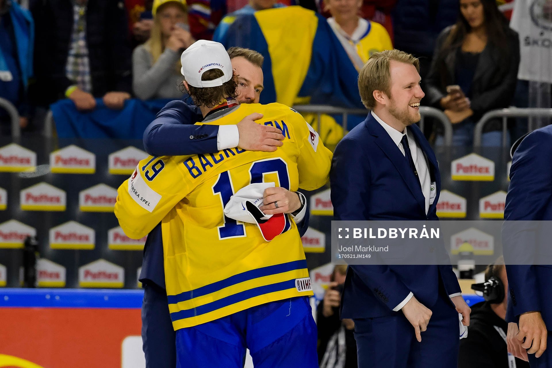 Sveriges förbundskapten Rikard Grönborg omfamnar Nicklas