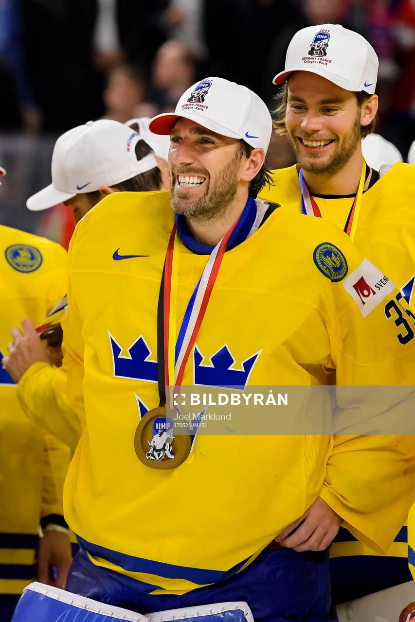 Sveriges målvakt Henrik Lundqvist jublar
