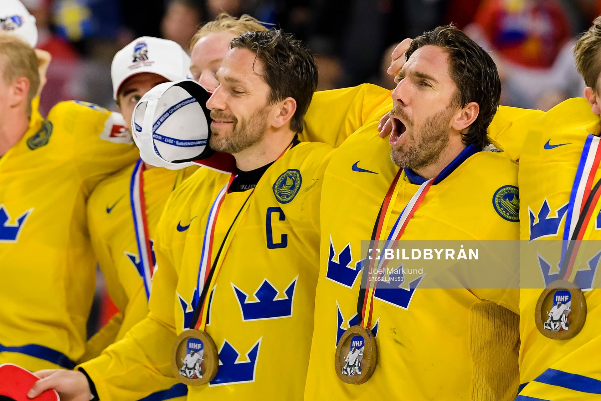 Sveriges Joel Lundqvist och målvakt Henrik Lundqvist jublar