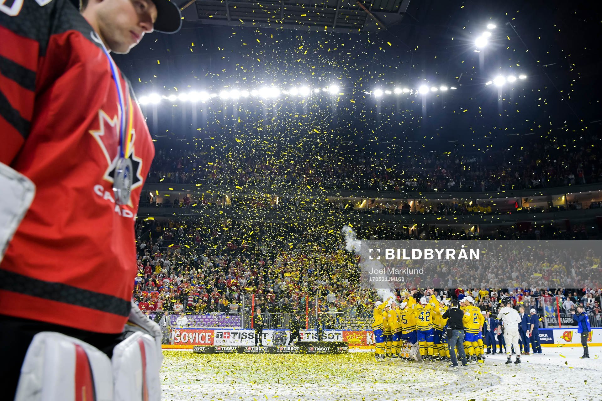 Sveriges spelare jublar med pokalen