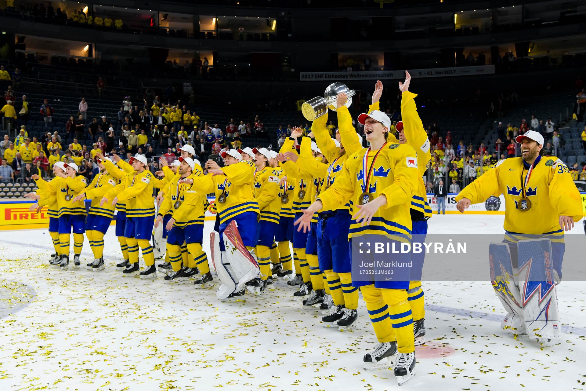 Sveriges spelare jublar med pokalen