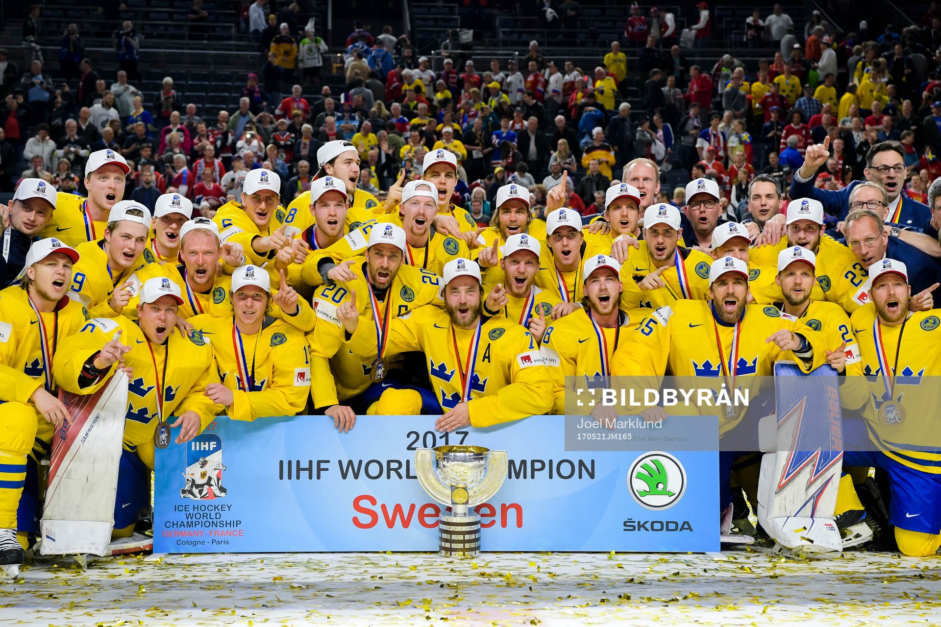 Sveriges spelare jublar med pokalen