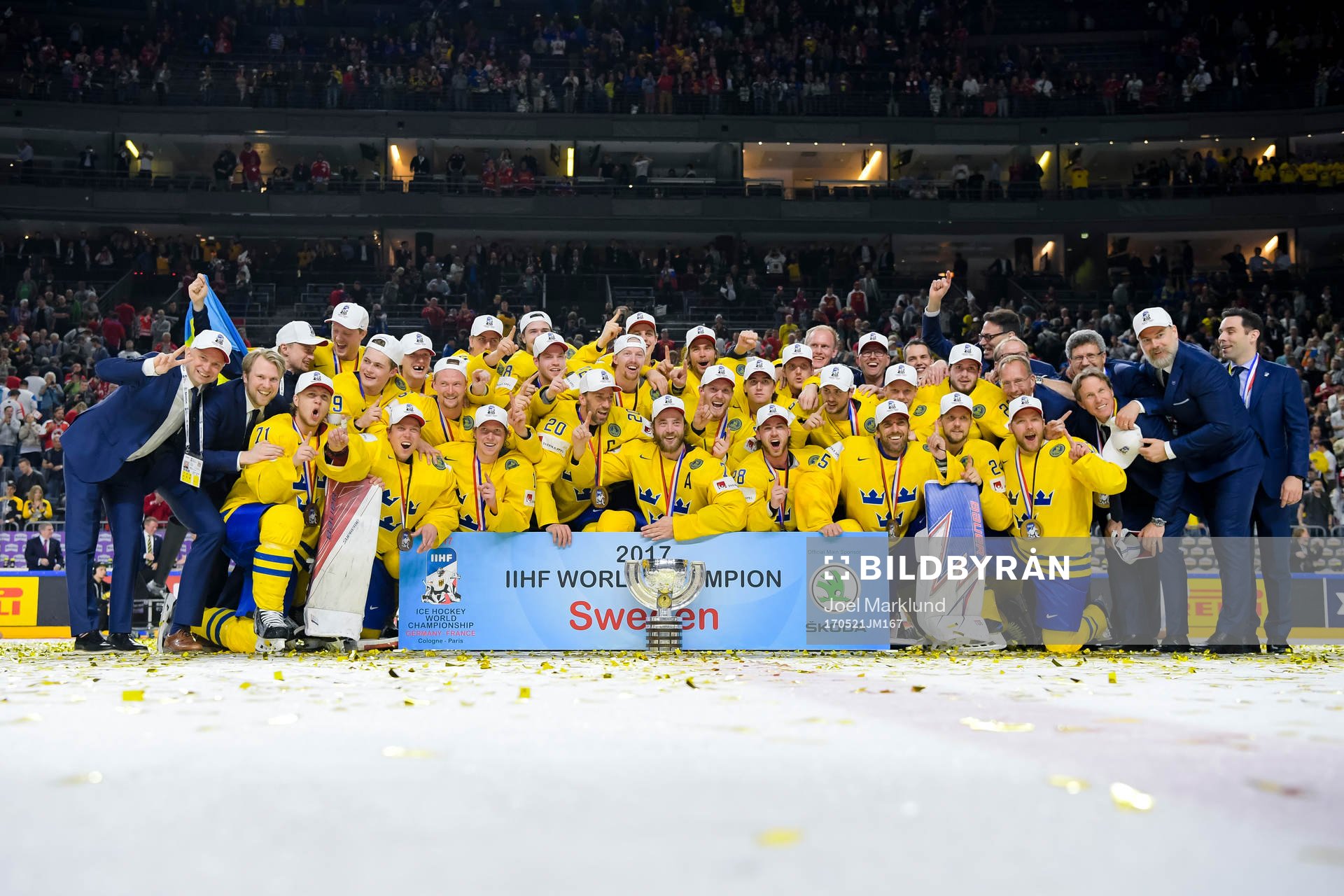 Sveriges spelare jublar med pokalen