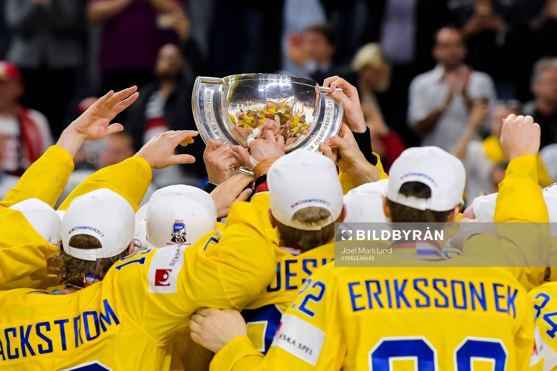 Sveriges spelare jublar med pokalen