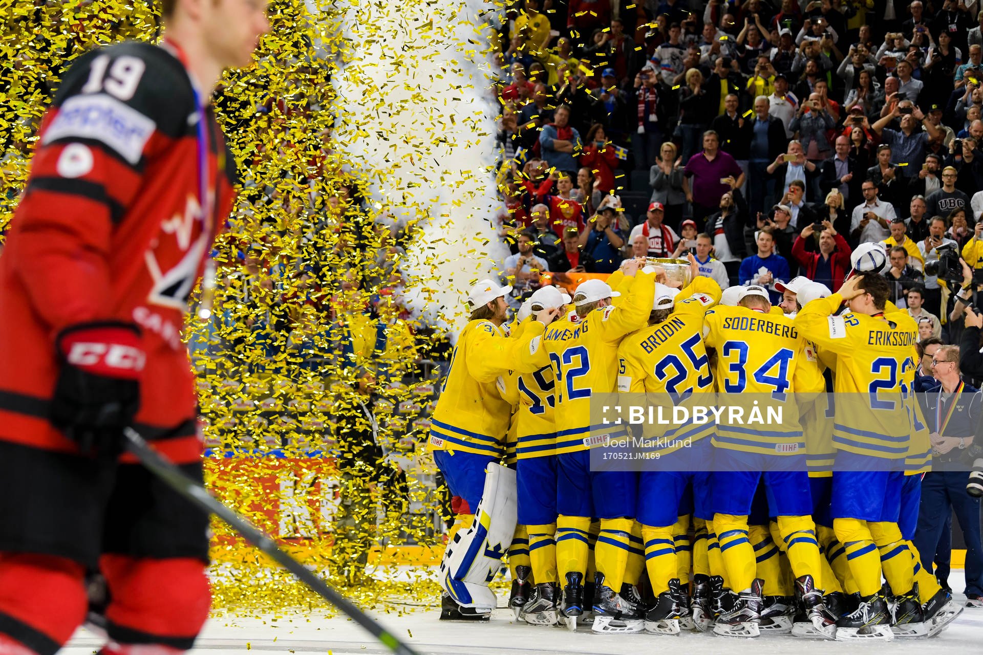 Sveriges spelare jublar med pokalen