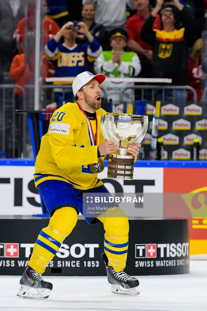 Sveriges Joel Lundqvist jublar med pokalen