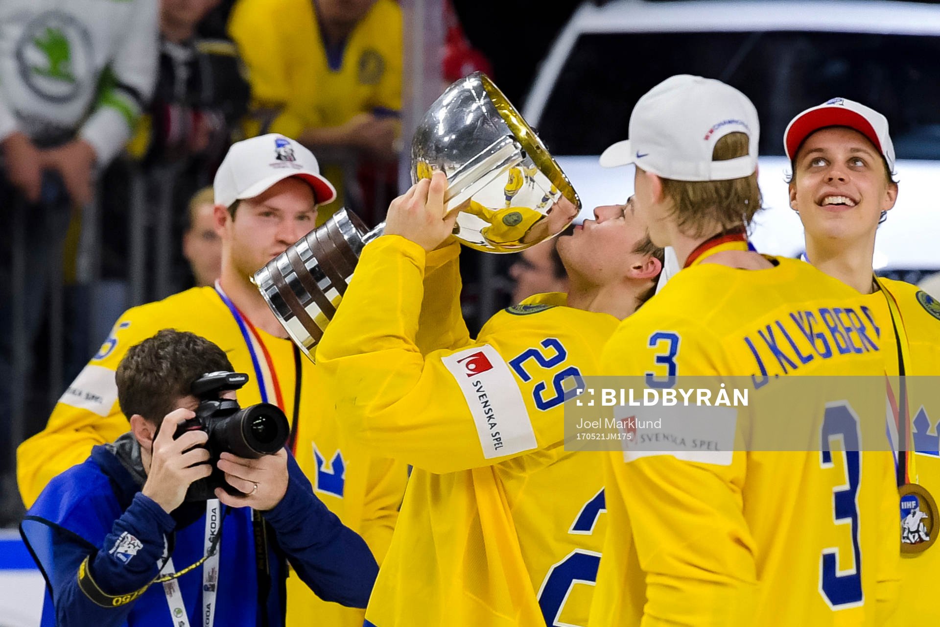 Sveriges William Nylander jublar med pokalen