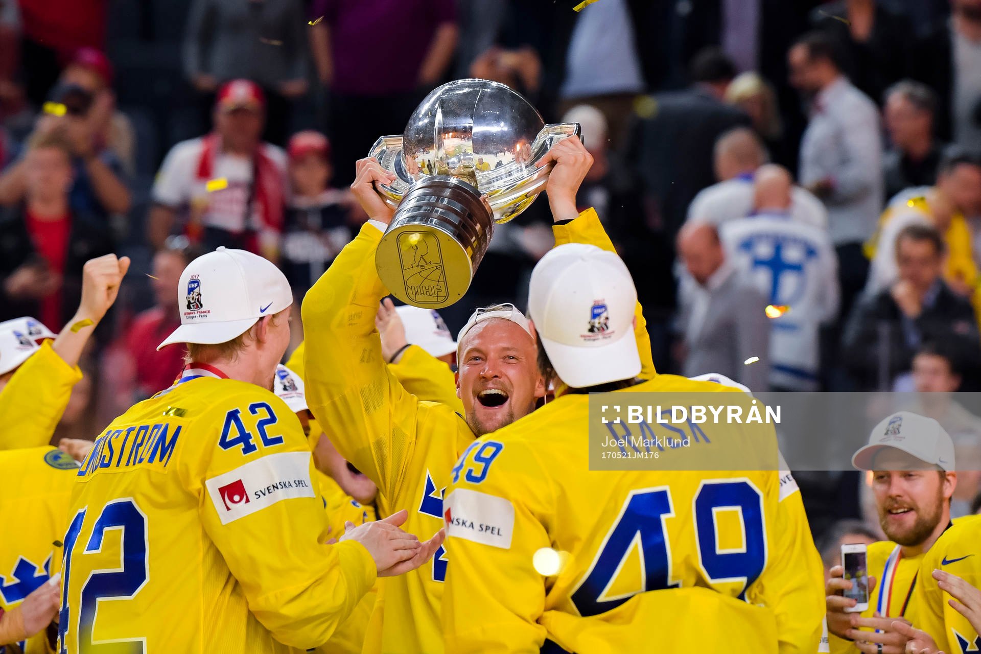 Sveriges Anton Strålman jublar med pokalen