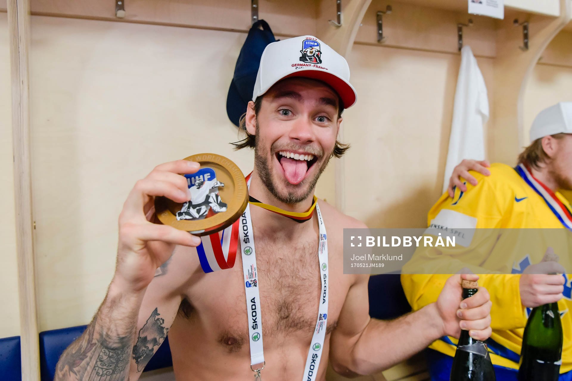 Sveriges målvakt Eddie Läck jublar med medaljen i